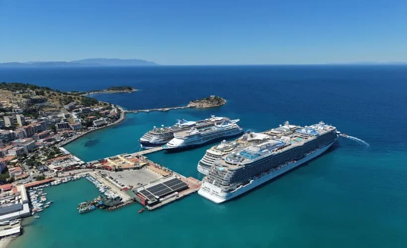 Kuşadası'na 4 kruvaziyer ile denizden 9 bin 125 turist geldi — Kaynak: www.egepostasi.com